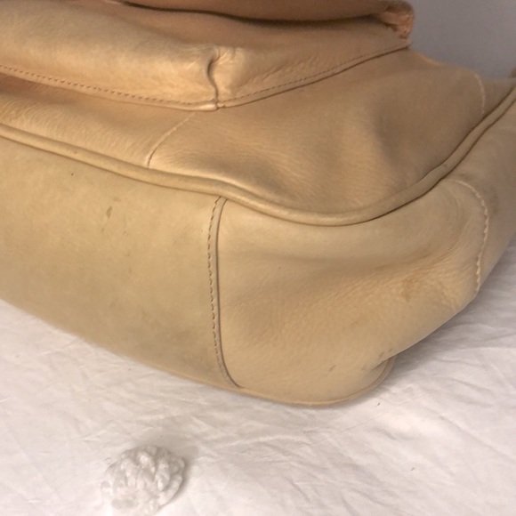 WILSONS LEATHER tan shoulder hand bag. Bronze hardware. Zipper closure on top. - Picture 9 of 15